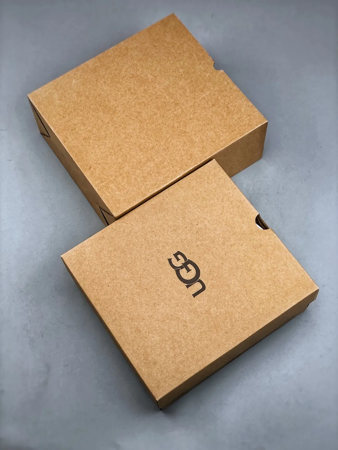 Local pick-up💰480 supports store placement. The top version on the market, UGG Star Slippers, 1cm thin sole, women's snow boots, produced by a major foreign trade factory in Guangzhou. Real sheep fur from toe to insole. Independent outer box packaging. Chip with waterproof technology. Different from any version on the market. Independent original development of outsole. Cashmere insole. Keep warm when going out in winter. It is a very suitable choice for home use. In recent years, UUG has launched a series of styles, which are partly preferred by young consumers. It has also moved to the forefront of fashion trends. Shoe body material: water-repellent coated suede upper, 17mm UGGPURE™ implanted wool insole, lightweight non-slip comfortable rubber outsole, brand LOGO, complete package, size: 35-40